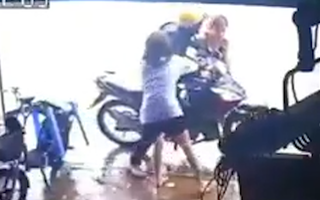 Video: Người dân vây bắt đối tượng trộm điện thoại ở Bình Dương