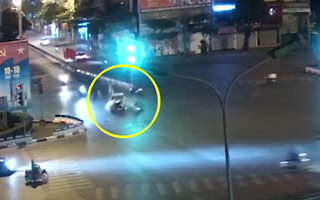 Video: Xe máy chở bốn phóng bạt mạng qua ngã tư, tông mạnh vào ôtô