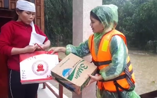 Video: Vượt lũ cứu trợ khẩn cho người dân ở rốn lũ miền Trung
