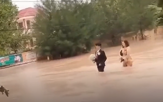 Video: Bi hài đám cưới mùa lũ ở miền Trung