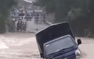 Video: Xe tải chết máy bị lũ cuốn trôi khi qua cầu ở Quảng Nam