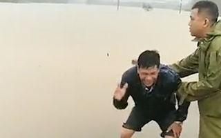 Video: Chồng khóc ngất khi vợ đang mang bầu bị nước lũ cuốn trôi