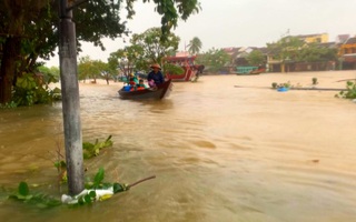 Góc nhìn trưa nay | Các tỉnh miền Trung oằn mình chống bão lũ