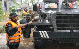 Video: Huy động xe thiết giáp lội nước vào vùng ngập sâu để hỏi thăm và tặng quà cho người dân