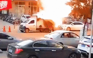 Video: Xe tải chở gas phát nổ trên đường phố