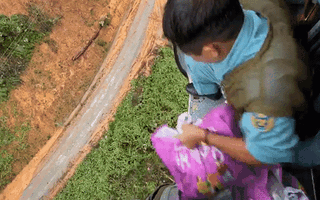 Video: Khoảnh khắc trực thăng thả nhu yếu phẩm xuống khu vực thủy điện Rào Trăng 3