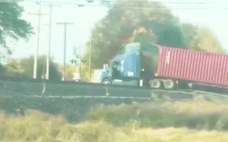 Video: Khoảnh khắc kinh hoàng chiếc xe đầu kéo bị tàu hỏa đâm nát phần đầu