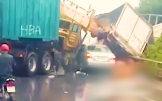 Video: Container đối đầu xe tải, 2 tài xế mắc kẹt trong ca bin, nguy kịch