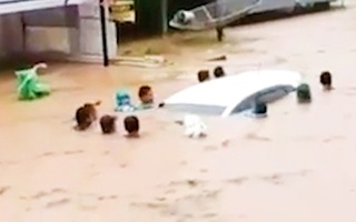 Video: 11 người cố giữ chiếc xe ôtô bị lũ cuốn trôi