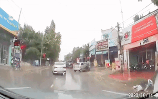 Video: Ôtô trôi từ nhà ra đường tông trúng người đi xe máy