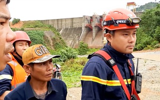 Video: Căng sức tìm công nhân bị mất tích ở thủy điện Rào Trăng 3