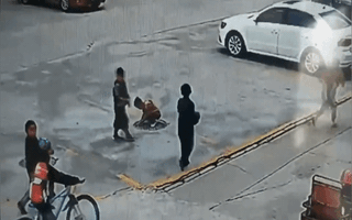 Video: Cháu bé bị hất văng ra xa vì ném pháo xuống cống nước