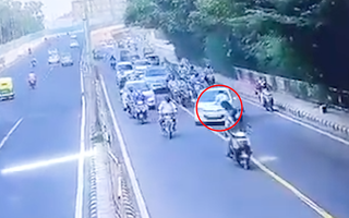 Video: Bám nắp capô, cảnh sát bị hất ngã giữa đường