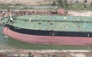 Video: Cận cảnh tàu 'siêu khủng' cập cảng Việt Nam để sửa chữa