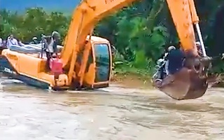 Video: Qua sông bằng máy xúc vì... lũ lớn