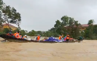 Video: Miền Trung vẫn chìm sâu trong biển nước