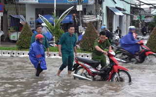 Video: Công an, dân phòng lội nước đẩy xe giúp người dân vượt triều cường