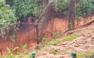 Video: Khoảnh khắc dòng thác bùn tuôn trào trên đường vào tìm kiếm 22 cán bộ, chiến sĩ gặp nạn