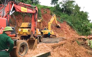 Video: Đường vào khu vực gặp nạn của 22 cán bộ chiến sĩ bị chia cắt, công tác cứu hộ khó khăn