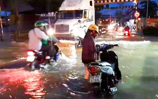 Video: Triều cường đang dâng cao, đường ngập sâu, nhiều xe tắt máy giờ tan tầm