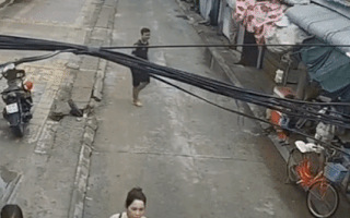 Video: Người đàn ông nhanh tay cứu bé trai khỏi tai nạn