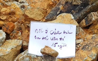 Video: Cảm động tờ giấy đánh dấu 'nơi ở của anh em tối hôm đó 15 người' ở Rào Trăng 3