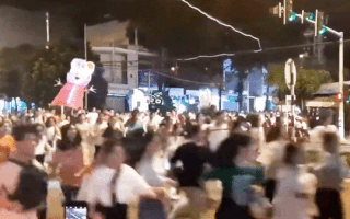 Video: Hàng nghìn người chạy rước đèn trung thu 'khổng lồ' ở Kon Tum