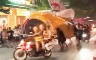 Video: Lồng đèn 'siêu to khổng lồ' úp trùm lên cảnh sát giao thông ở Nam Định