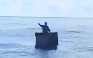 Video: Cụ ông lênh đênh 8 ngày trên biển với chiếc thùng xốp