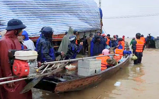 Video: Bến đò tập kết hàng tiếp tế cho người dân Lệ Thủy, Quảng Bình