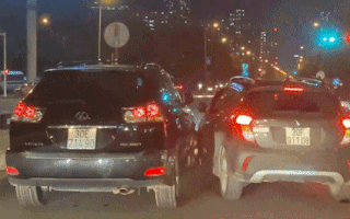 Video: 2 ôtô rượt đuổi, chèn ép như phim hành động trên đường phố Hà Nội
