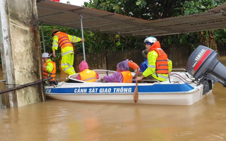 Video: Dùng cano tiếp cận căn nhà bị ngập sâu để đưa thai phụ đến bệnh viện