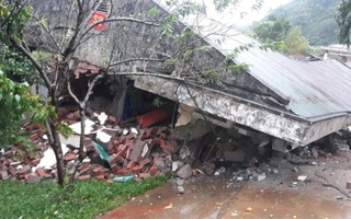 Video: Một quả đồi ập xuống đồn biên phòng, nhiều dãy nhà đổ sập