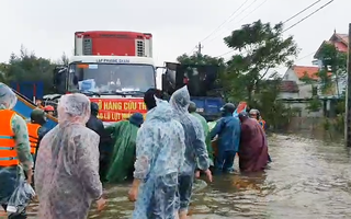 Tường thuật nóng: Hàng cứu trợ đang bị kẹt ở ngã 3 Cam Liên vì thiếu phương tiện vào rốn lũ
