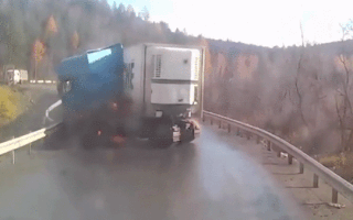 Video: Container mất lái khi ôm cua, lật ngang rồi bốc cháy trên đường