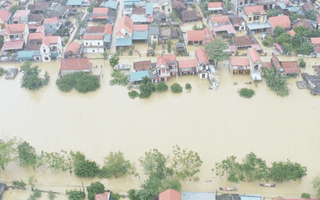 Flycam: Hàng ngàn ngôi nhà ngập tới nóc ở Quảng Bình và Hà Tĩnh