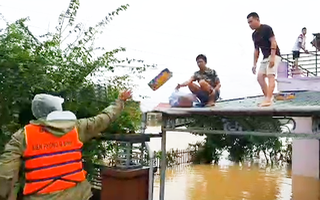 Video: Ném mì tôm lên mái nhà cứu đói ở rốn lũ Quảng Bình