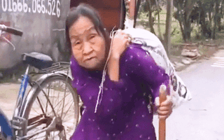 Video: Cảm động cụ bà cõng bao đồ ăn và mì tôm nhờ xe gởi ra cho rốn lũ miền Trung