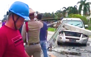 Video: Ôtô đâm đổ 8 cột điện, tài xế bị thương