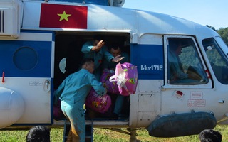 Video: Vùng bị cô lập ở Quảng Trị được tiếp tế khẩn cấp bằng trực thăng
