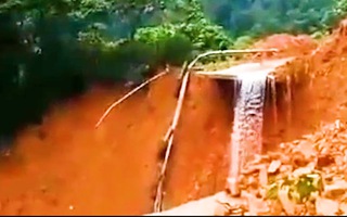 Video: Đường sá bị chia cắt vì sạt lở sâu hàng chục mét
