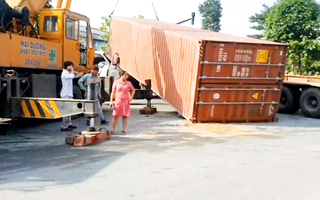 Video: Thùng container đè lên cabin khiến tài xế chết tại chỗ
