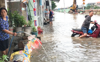 Video: Ngập sâu trên tuyến đường Mễ Cốc, quận 8 vì cống thoát nước tắc nghẽn