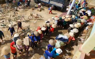 Video: Người dân Quảng Bình xếp hàng chờ nhận gạo cứu trợ