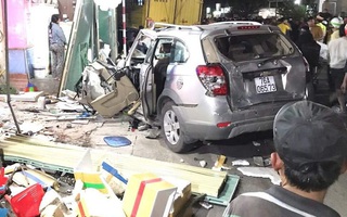 Video: Xe tải tông xe 7 chỗ và hàng loạt xe máy rồi lao vào 4 nhà dân sau tiếng nổ lớn