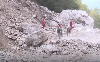 Video: Hai người kịp thoát thân khi hàng trăm tấn đất đá trên núi ầm ầm đổ xuống đường
