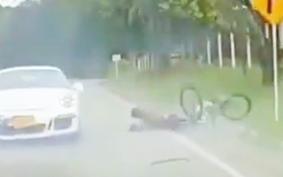 Video: Lấn làn vượt ẩu, siêu xe Porsche tông bay người đi xe đạp