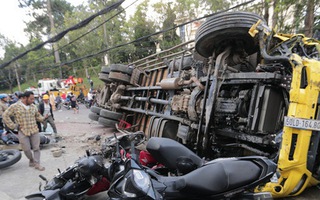 Video: Xe tải chở đầy bia trôi tự do ở Đà Lạt, tông nát hàng loạt xe máy