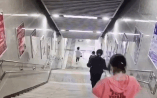 Video: Lo bấm điện thoại, cô gái ngã nhào xuống cầu thang
