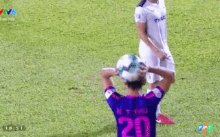 Video: Nguyễn Phong Hồng Duy bị cầu thủ đối phương ném bóng vào mặt